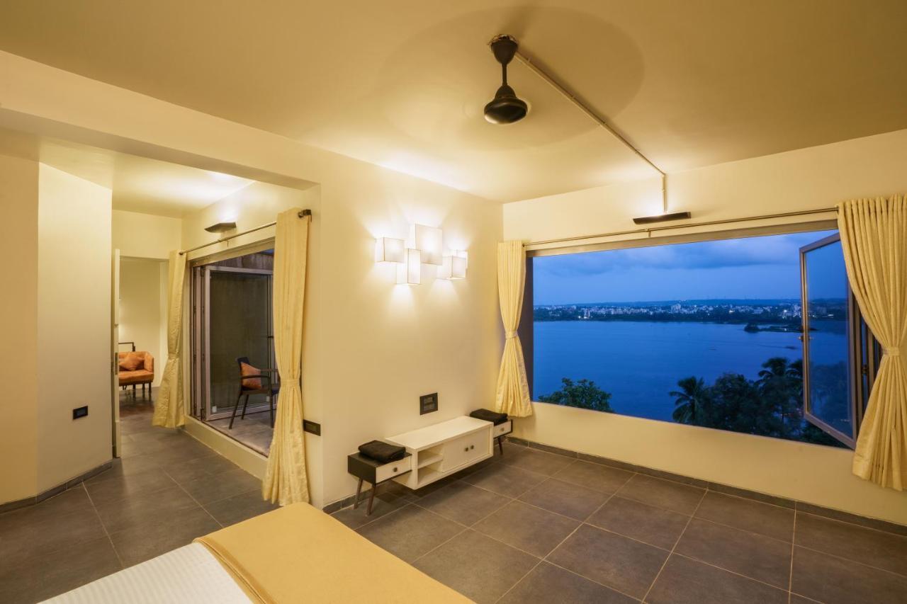 Grey Stone - Lakefront Penthouse Family Rooms Kolhápur Kültér fotó