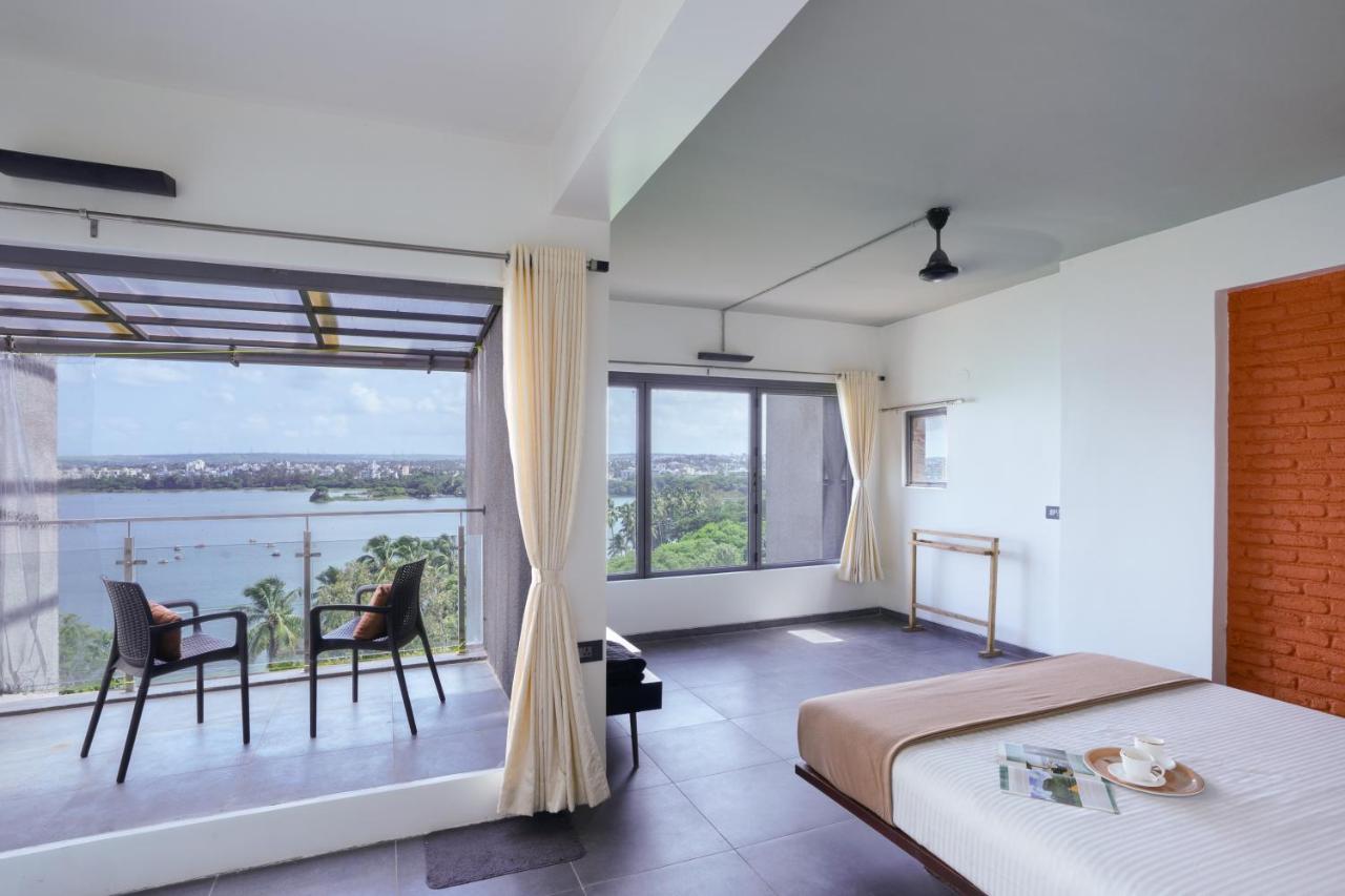 Grey Stone - Lakefront Penthouse Family Rooms Kolhápur Kültér fotó