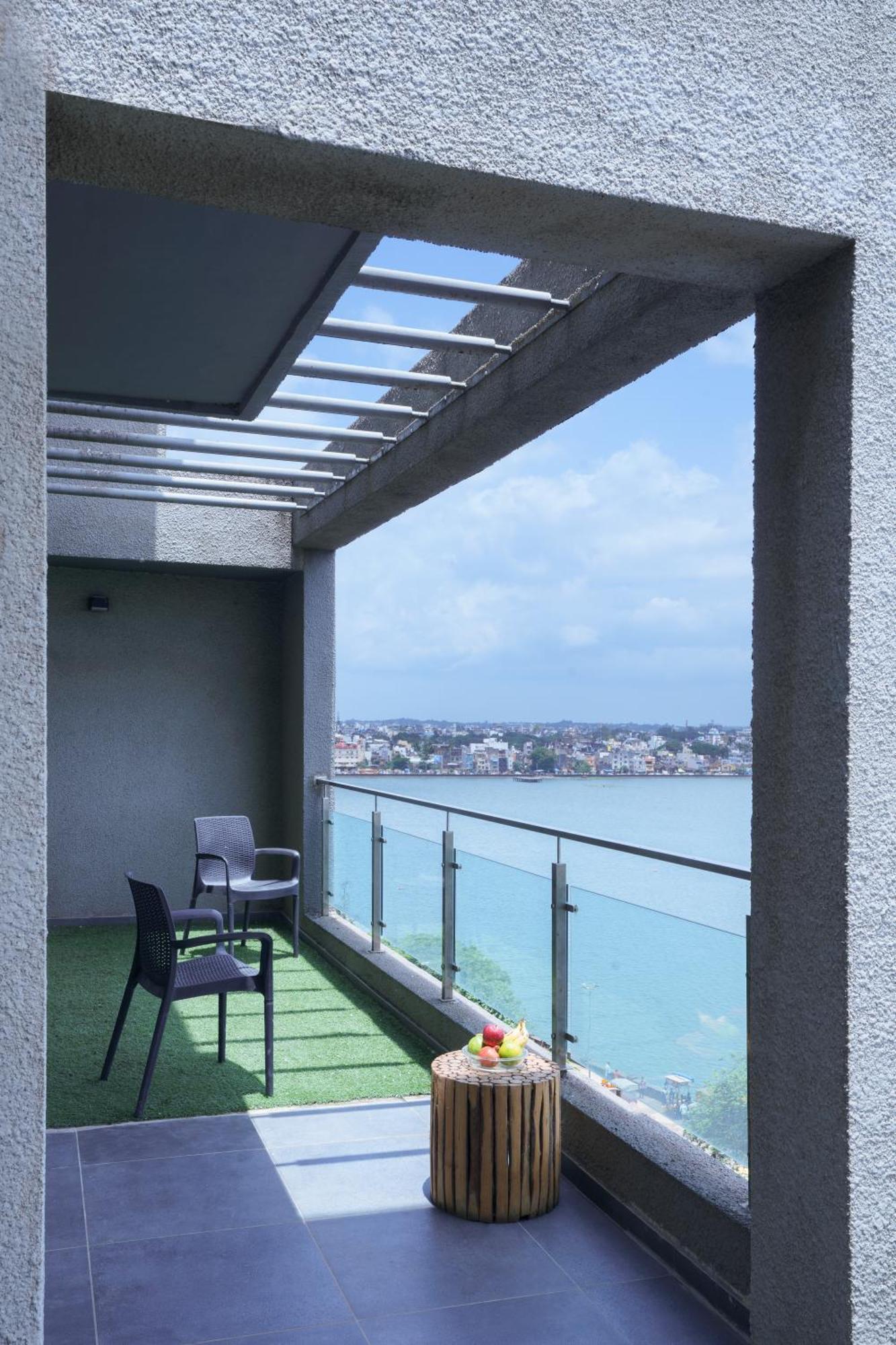 Grey Stone - Lakefront Penthouse Family Rooms Kolhápur Kültér fotó